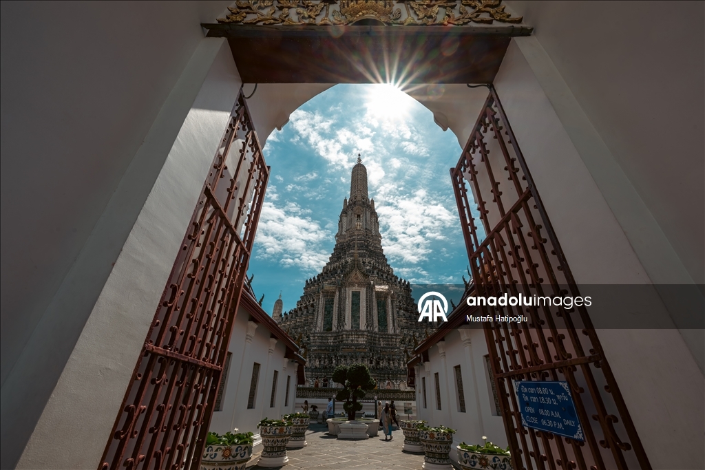 Tayland’ın turistik noktası Wat Arun Tapınağı, ziyaretçilerini ağırlıyor