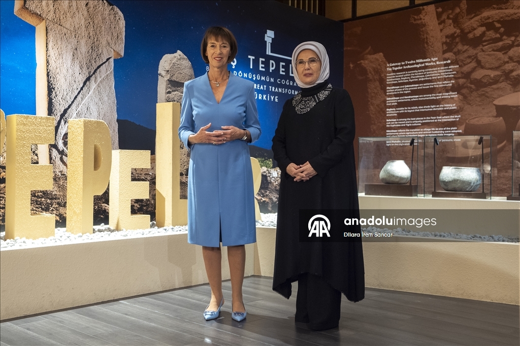 عقيلتا أردوغان وميرتس تتجولان في المكتبة الوطنية الرئاسية بأنقرة