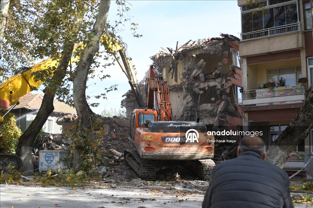 Sındırgı’da deprem sonrası yıkım ve enkaz kaldırma çalışmaları sürüyor