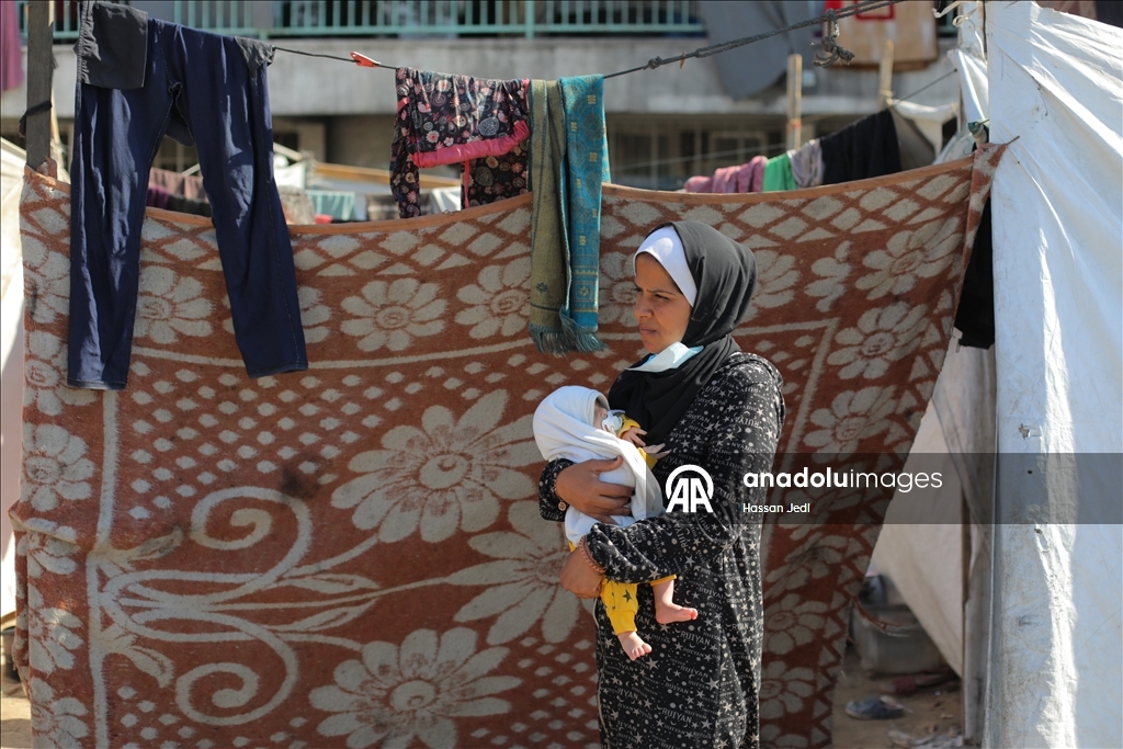 Gazze'de UNRWA’ya ait bir okul, evleri yıkılan Filistinlilerin barınma merkezine dönüştü