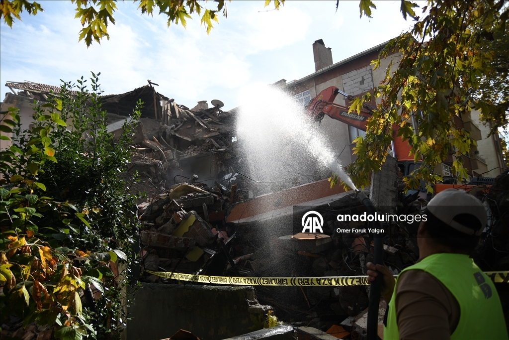Sındırgı’da deprem sonrası yıkım ve enkaz kaldırma çalışmaları sürüyor
