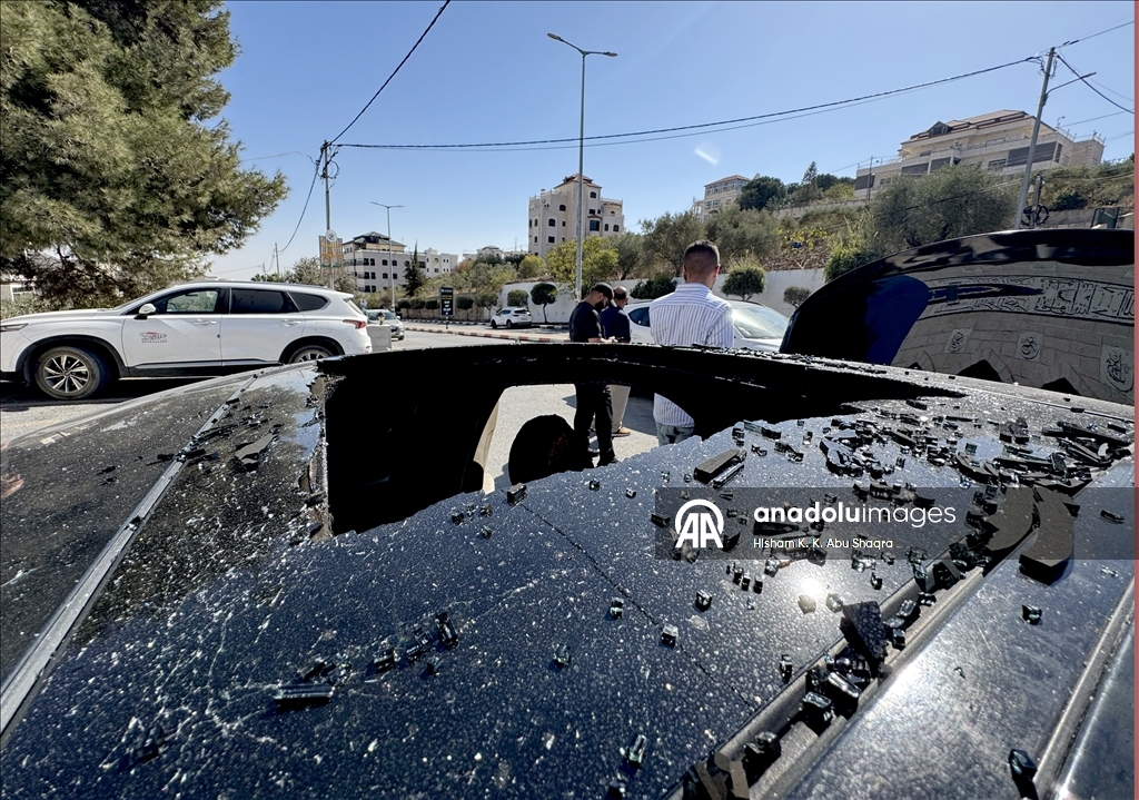 Filistin topraklarını gasbeden İsrailliler Batı Şeria'da Filistinlilerin araçlarını yaktı