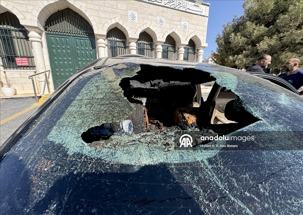 Filistin topraklarını gasbeden İsrailliler Batı Şeria'da Filistinlilerin araçlarını yaktı