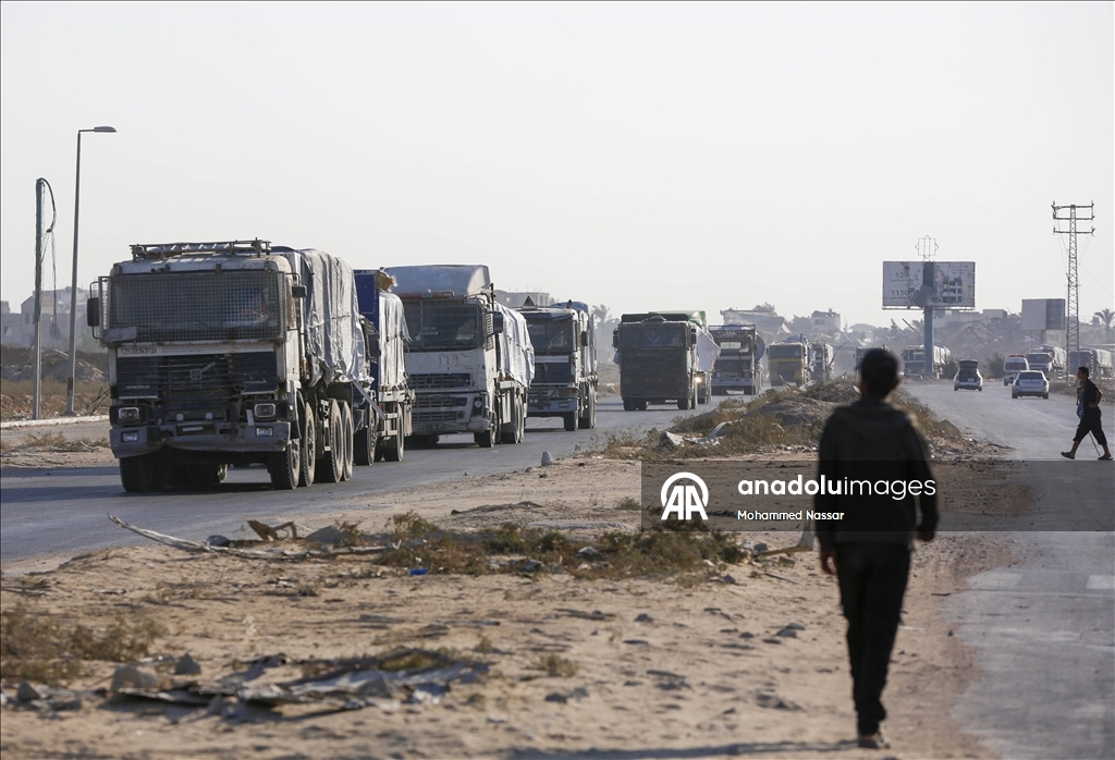 Gazze’ye sınırlı sayıda insani yardım tırının girişi sürüyor