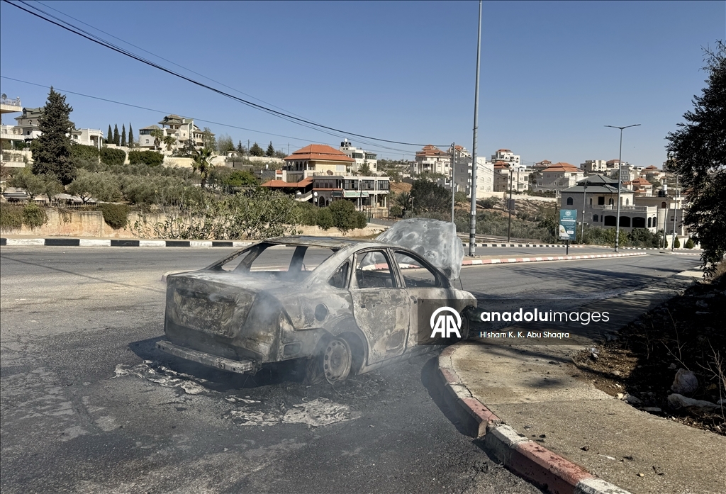 Filistin topraklarını gasbeden İsrailliler Batı Şeria'da Filistinlilerin araçlarını yaktı