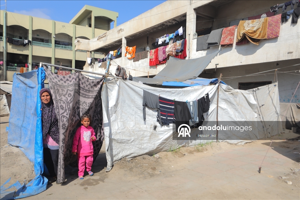 Gazze'de UNRWA’ya ait bir okul, evleri yıkılan Filistinlilerin barınma merkezine dönüştü