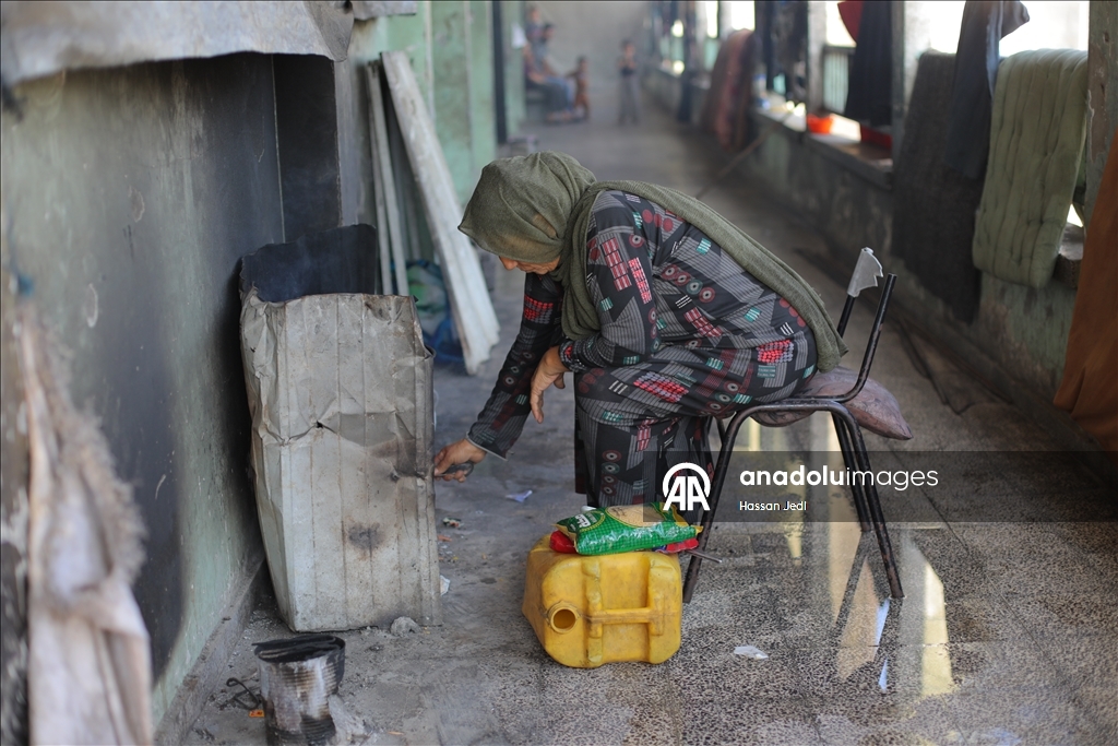 Gazze'de UNRWA’ya ait bir okul, evleri yıkılan Filistinlilerin barınma merkezine dönüştü