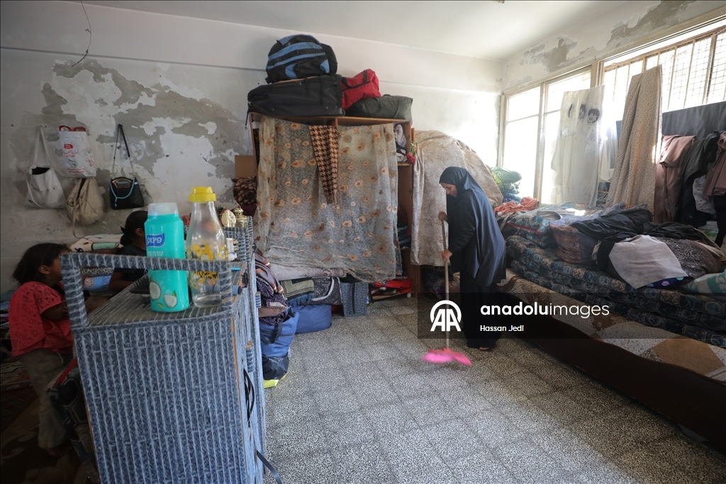 Gazze'de UNRWA’ya ait bir okul, evleri yıkılan Filistinlilerin barınma merkezine dönüştü