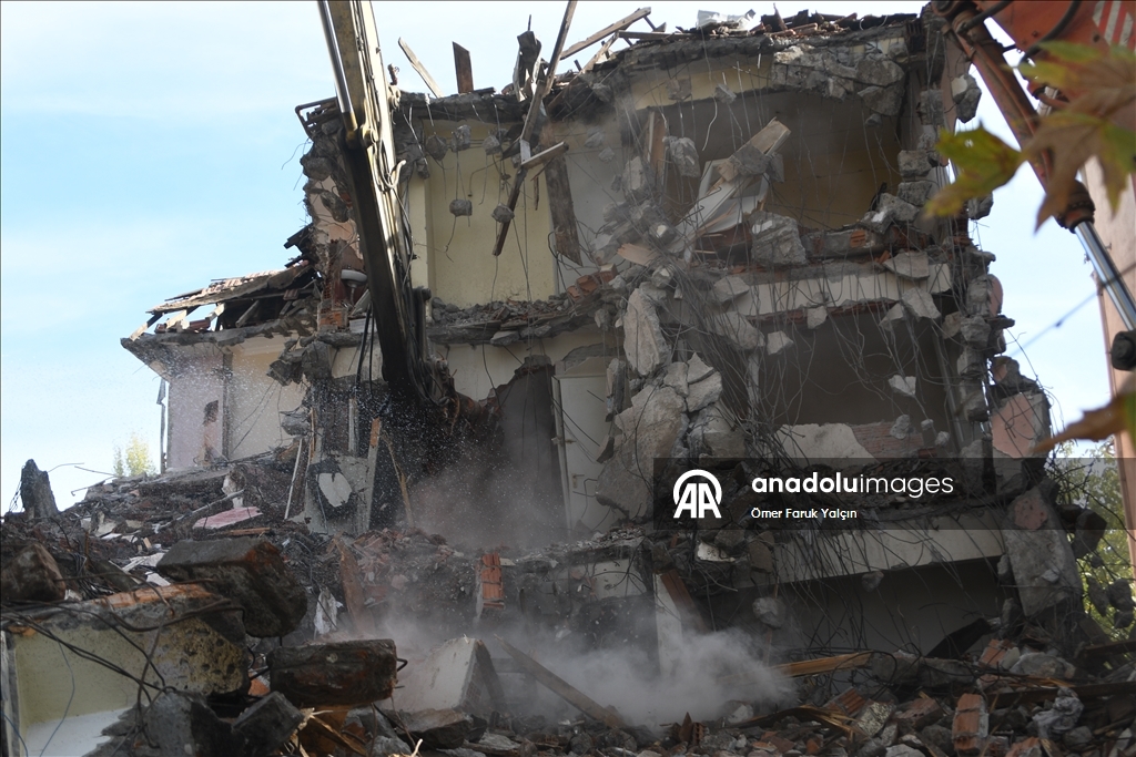 Sındırgı’da deprem sonrası yıkım ve enkaz kaldırma çalışmaları sürüyor