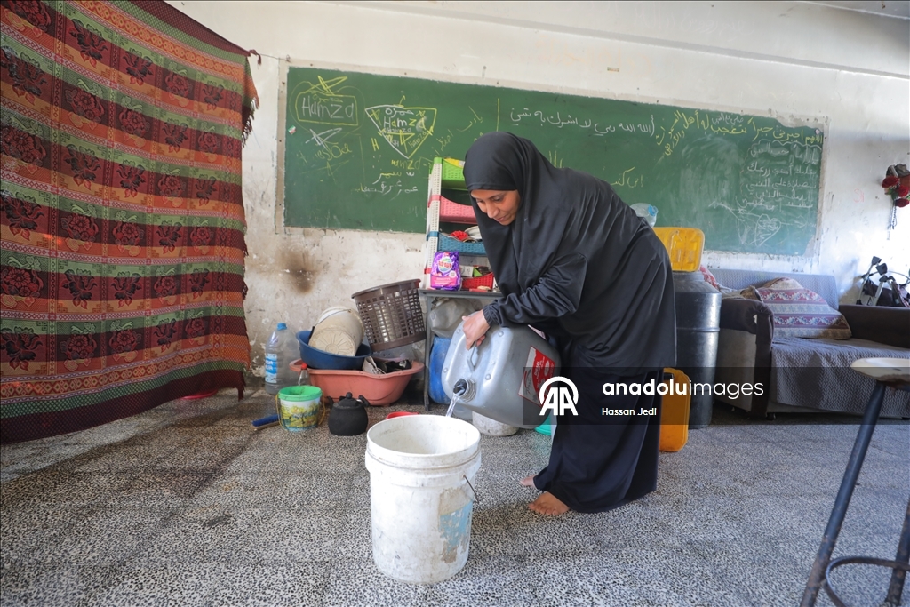 Gazze'de UNRWA’ya ait bir okul, evleri yıkılan Filistinlilerin barınma merkezine dönüştü