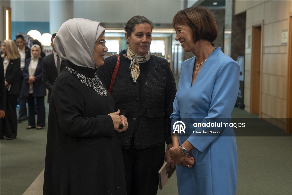 عقيلتا أردوغان وميرتس تتجولان في المكتبة الوطنية الرئاسية بأنقرة