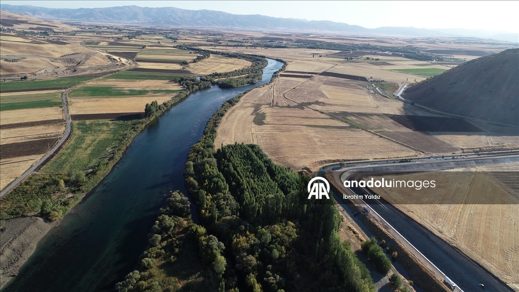 Dev boruların döşendiği Muş Ovası'nda tarım arazileri suya kavuşacak