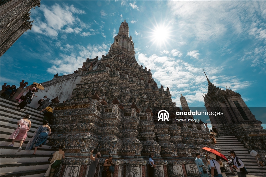 Tayland’ın turistik noktası Wat Arun Tapınağı, ziyaretçilerini ağırlıyor