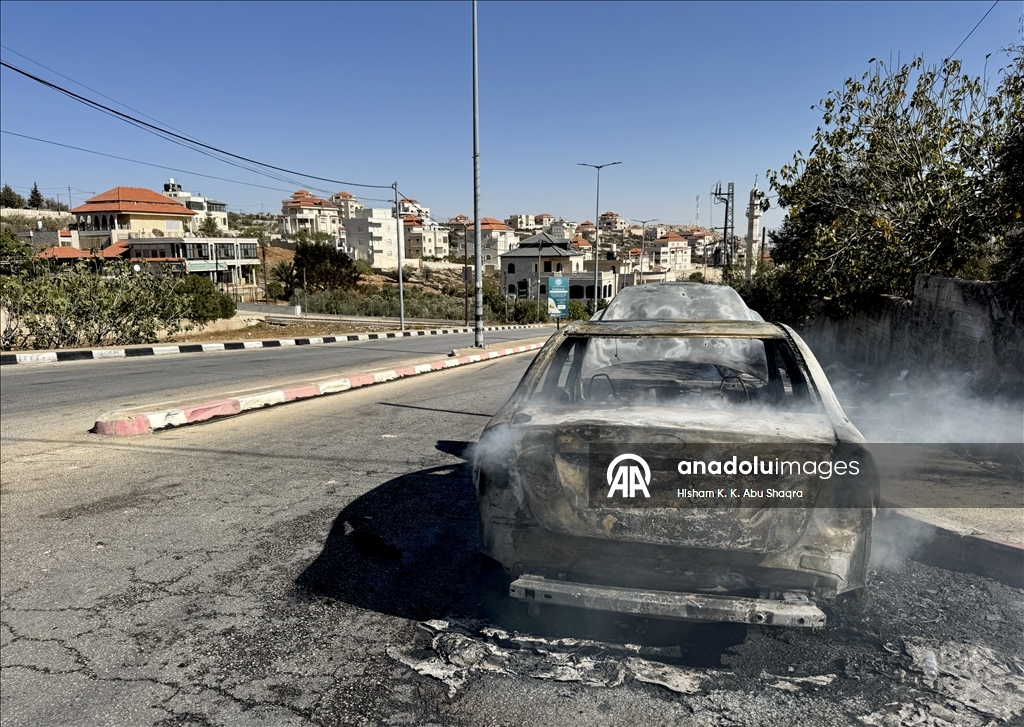Filistin topraklarını gasbeden İsrailliler Batı Şeria'da Filistinlilerin araçlarını yaktı