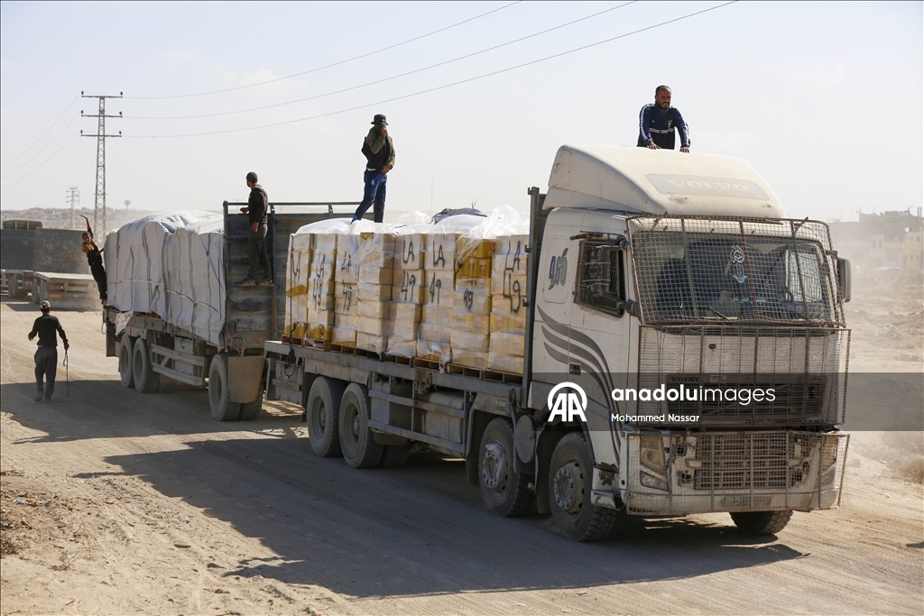 Gazze’ye sınırlı sayıda insani yardım tırının girişi sürüyor
