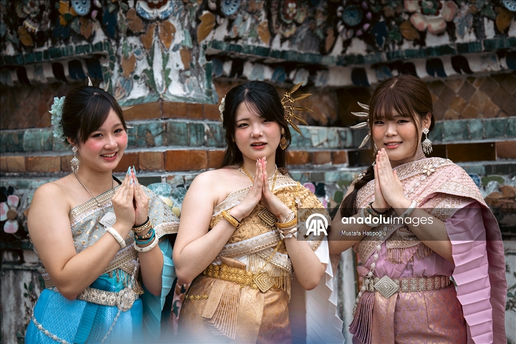 Tayland’ın turistik noktası Wat Arun Tapınağı, ziyaretçilerini ağırlıyor