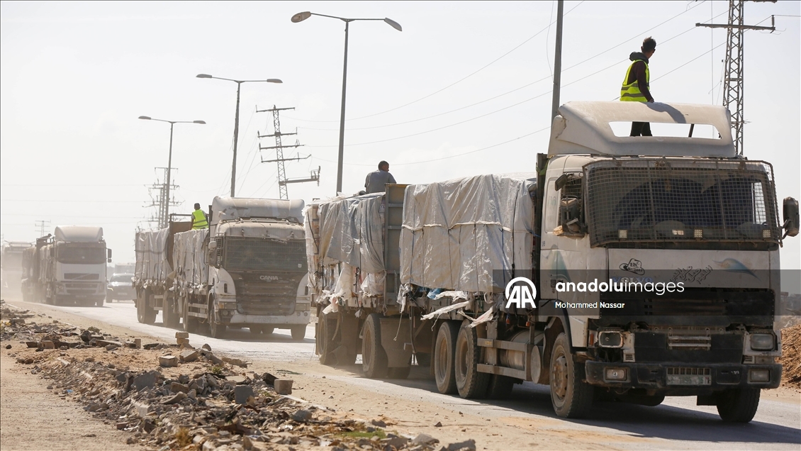 Gazze’ye sınırlı sayıda insani yardım tırının girişi sürüyor