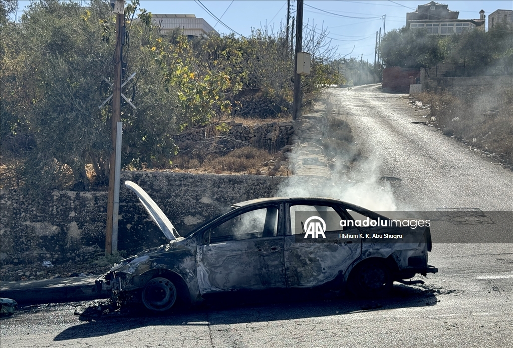 Filistin topraklarını gasbeden İsrailliler Batı Şeria'da Filistinlilerin araçlarını yaktı