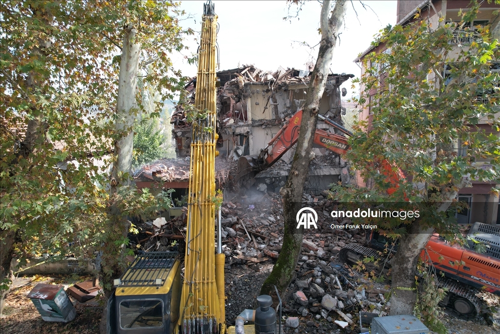 Sındırgı’da deprem sonrası yıkım ve enkaz kaldırma çalışmaları sürüyor