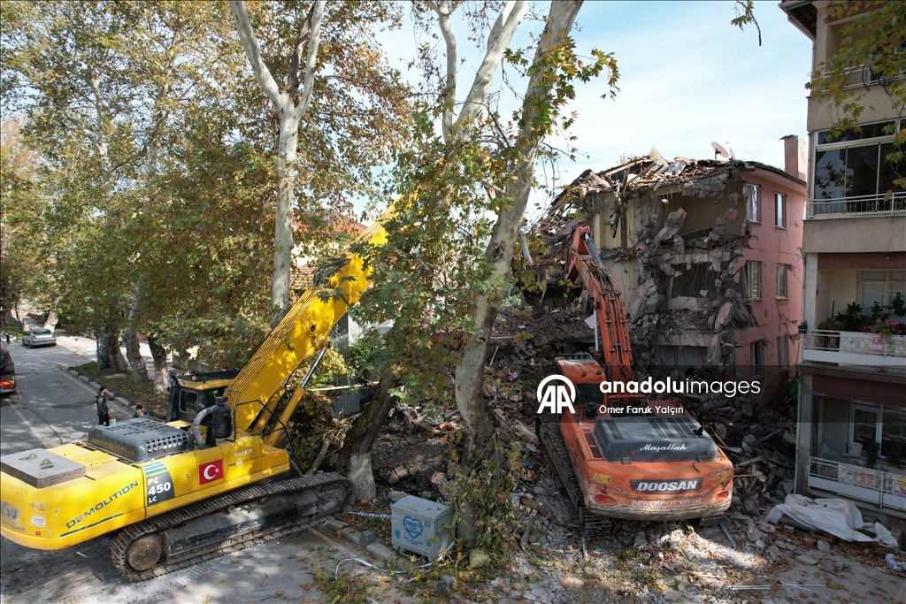 Sındırgı’da deprem sonrası yıkım ve enkaz kaldırma çalışmaları sürüyor