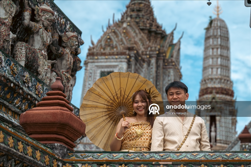 Tayland’ın turistik noktası Wat Arun Tapınağı, ziyaretçilerini ağırlıyor