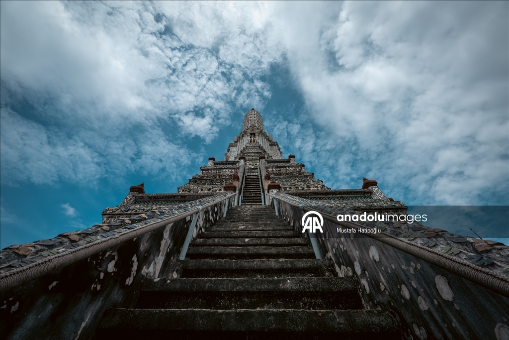 Tayland’ın turistik noktası Wat Arun Tapınağı, ziyaretçilerini ağırlıyor