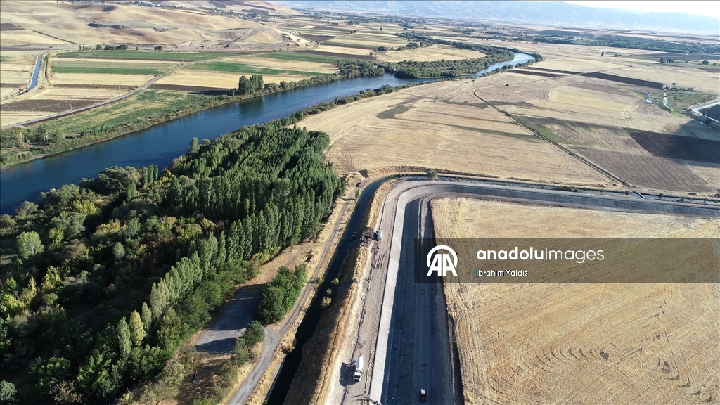 Dev boruların döşendiği Muş Ovası'nda tarım arazileri suya kavuşacak