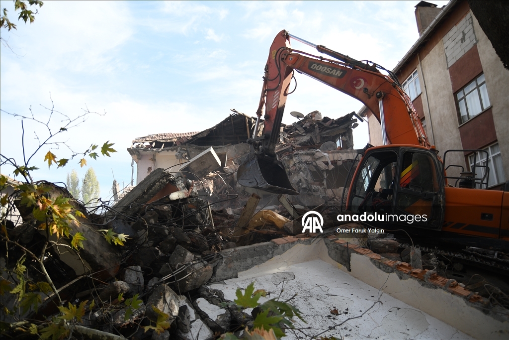 Sındırgı’da deprem sonrası yıkım ve enkaz kaldırma çalışmaları sürüyor