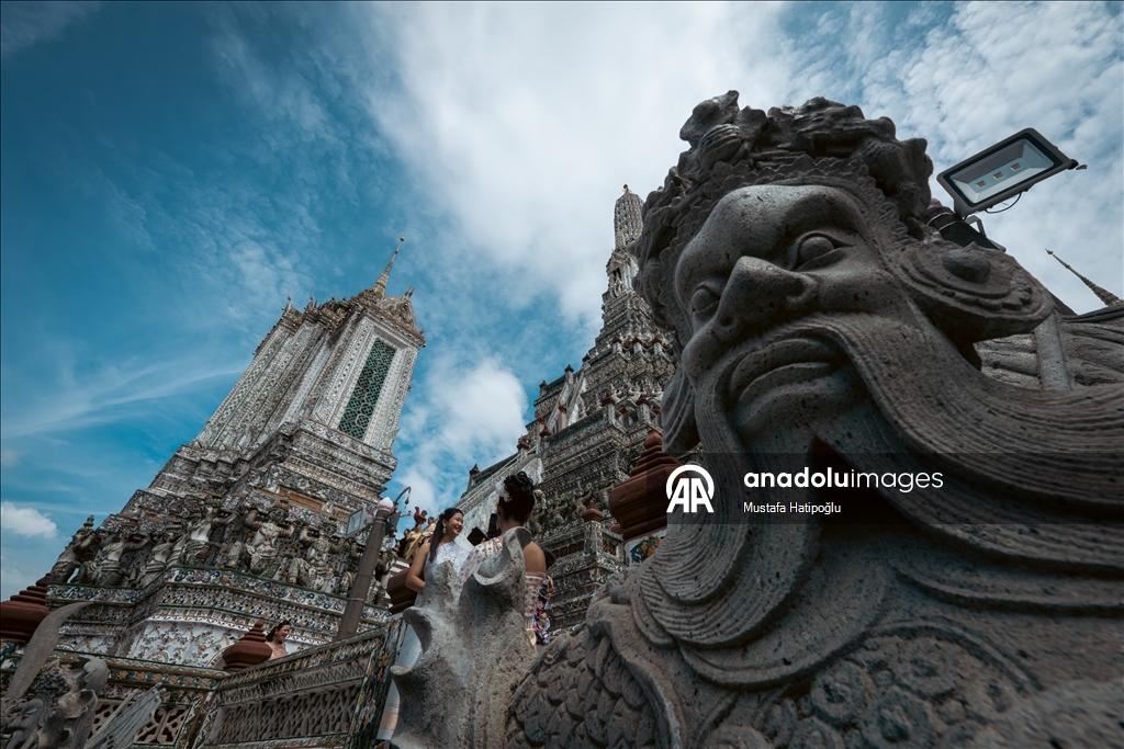 Tayland’ın turistik noktası Wat Arun Tapınağı, ziyaretçilerini ağırlıyor