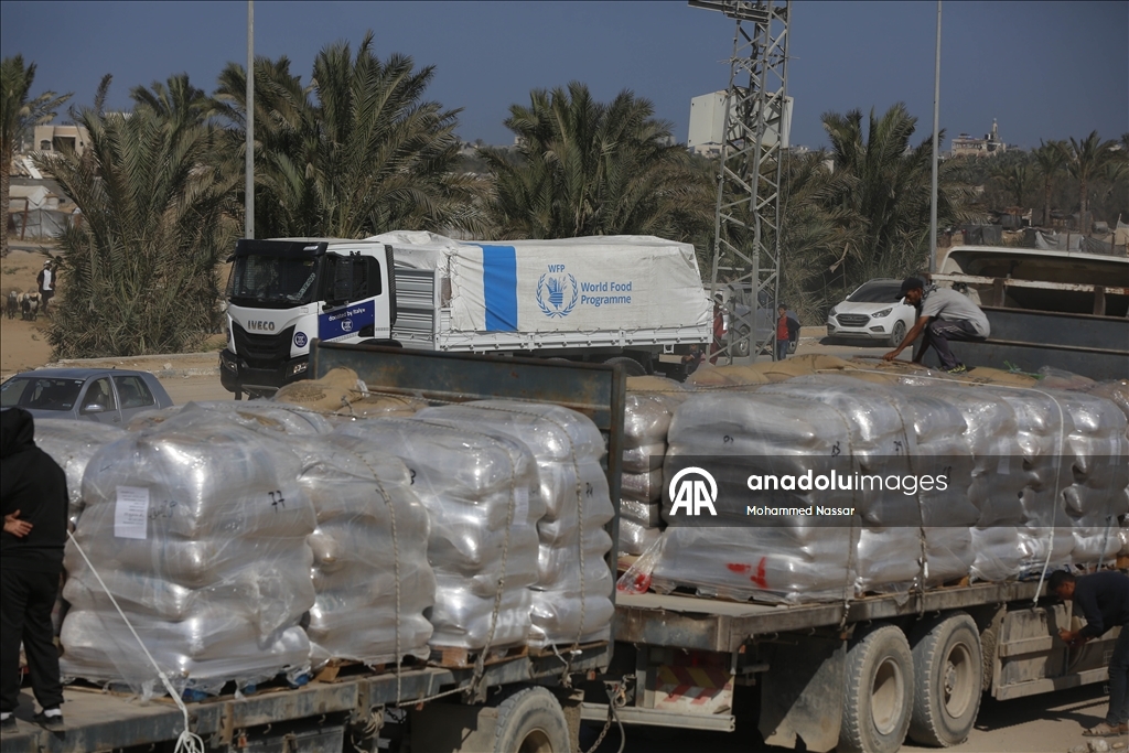 Gazze’ye sınırlı sayıda insani yardım tırının girişi sürüyor