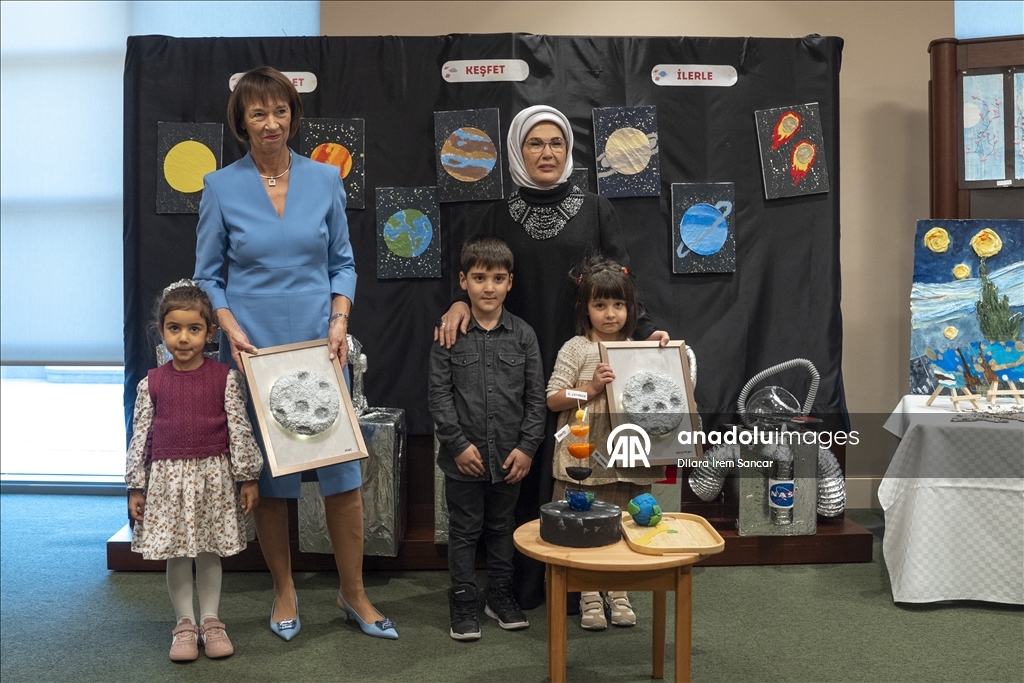 عقيلتا أردوغان وميرتس تتجولان في المكتبة الوطنية الرئاسية بأنقرة