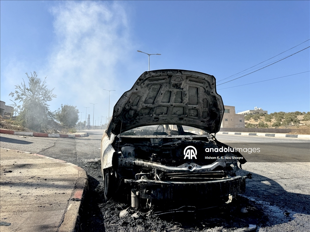Filistin topraklarını gasbeden İsrailliler Batı Şeria'da Filistinlilerin araçlarını yaktı