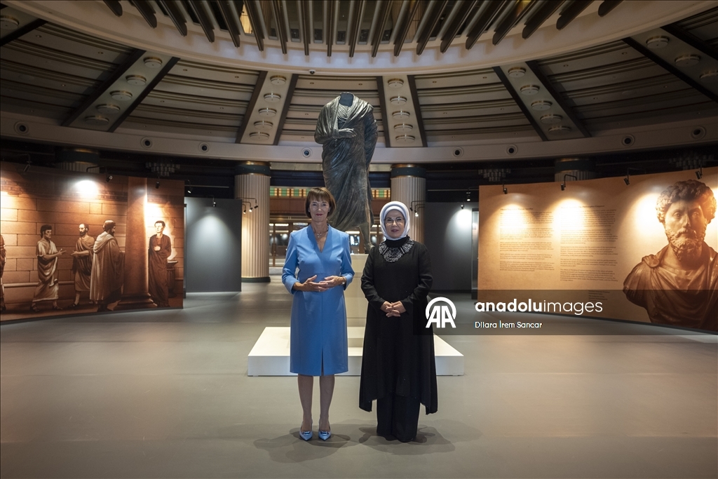 عقيلتا أردوغان وميرتس تتجولان في المكتبة الوطنية الرئاسية بأنقرة