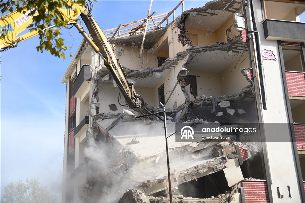 Sındırgı’da deprem sonrası yıkım ve enkaz kaldırma çalışmaları sürüyor