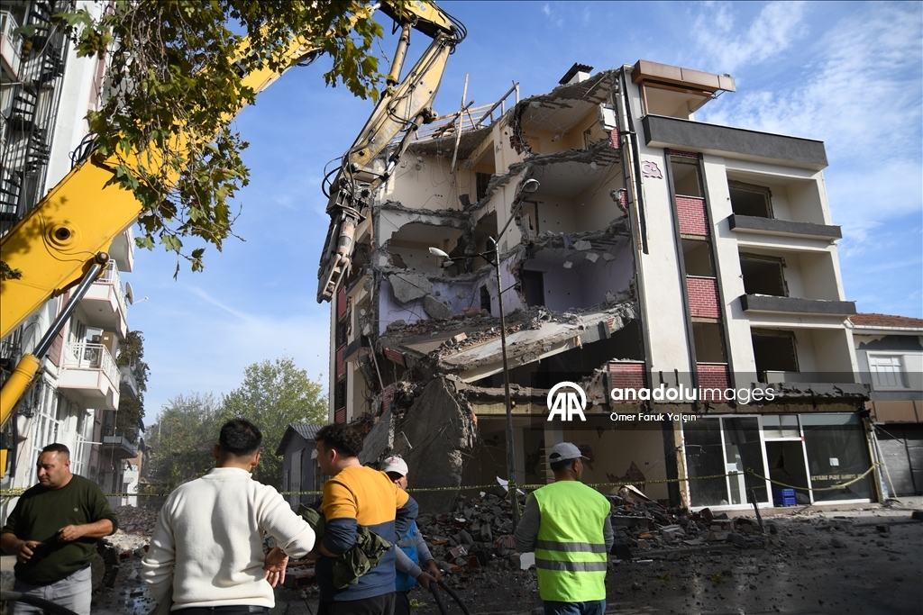Sındırgı’da deprem sonrası yıkım ve enkaz kaldırma çalışmaları sürüyor