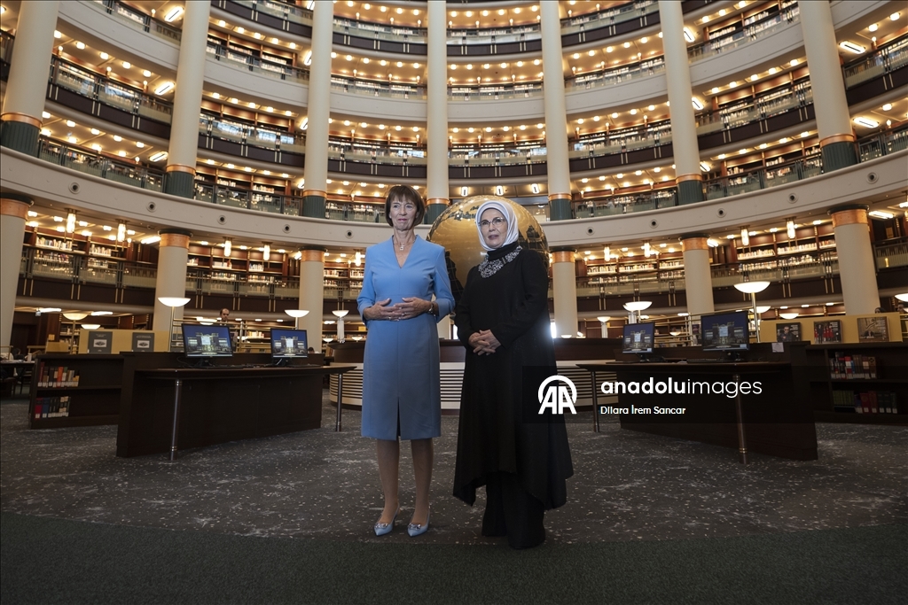عقيلتا أردوغان وميرتس تتجولان في المكتبة الوطنية الرئاسية بأنقرة