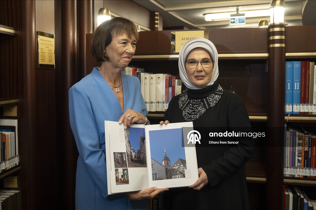 عقيلتا أردوغان وميرتس تتجولان في المكتبة الوطنية الرئاسية بأنقرة