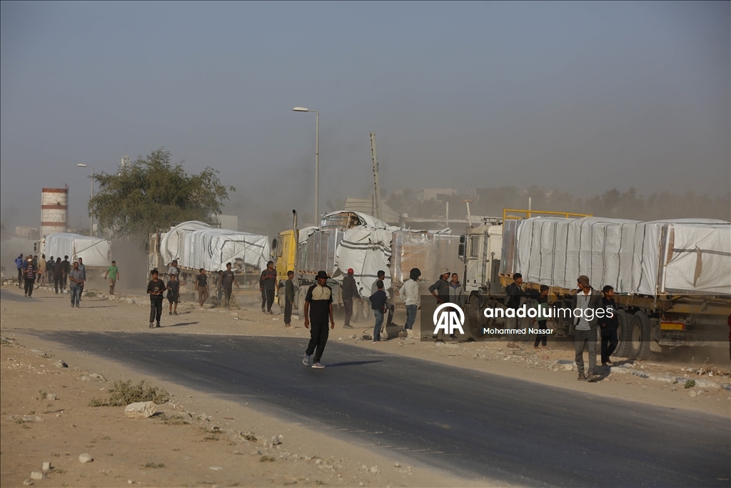Gazze’ye sınırlı sayıda insani yardım tırının girişi sürüyor