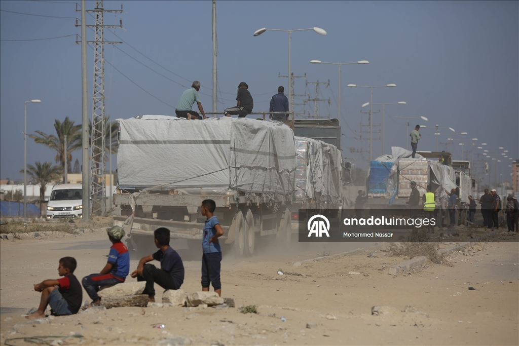 Gazze’ye sınırlı sayıda insani yardım tırının girişi sürüyor