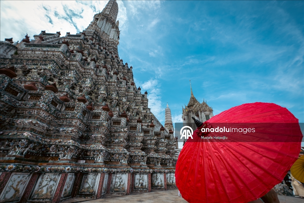 Tayland’ın turistik noktası Wat Arun Tapınağı, ziyaretçilerini ağırlıyor