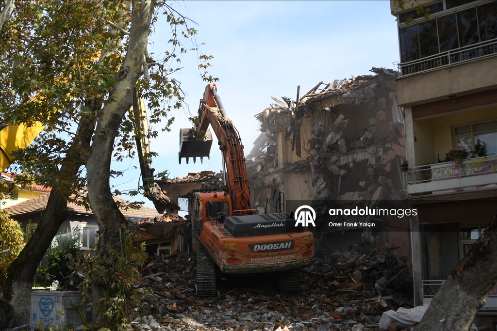 Sındırgı’da deprem sonrası yıkım ve enkaz kaldırma çalışmaları sürüyor