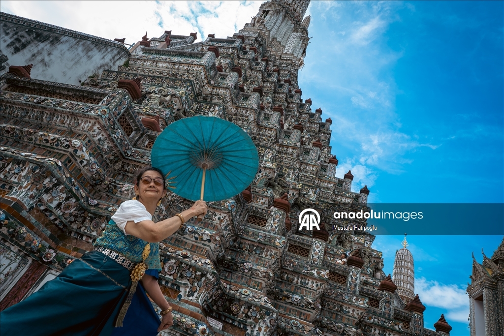 Tayland’ın turistik noktası Wat Arun Tapınağı, ziyaretçilerini ağırlıyor
