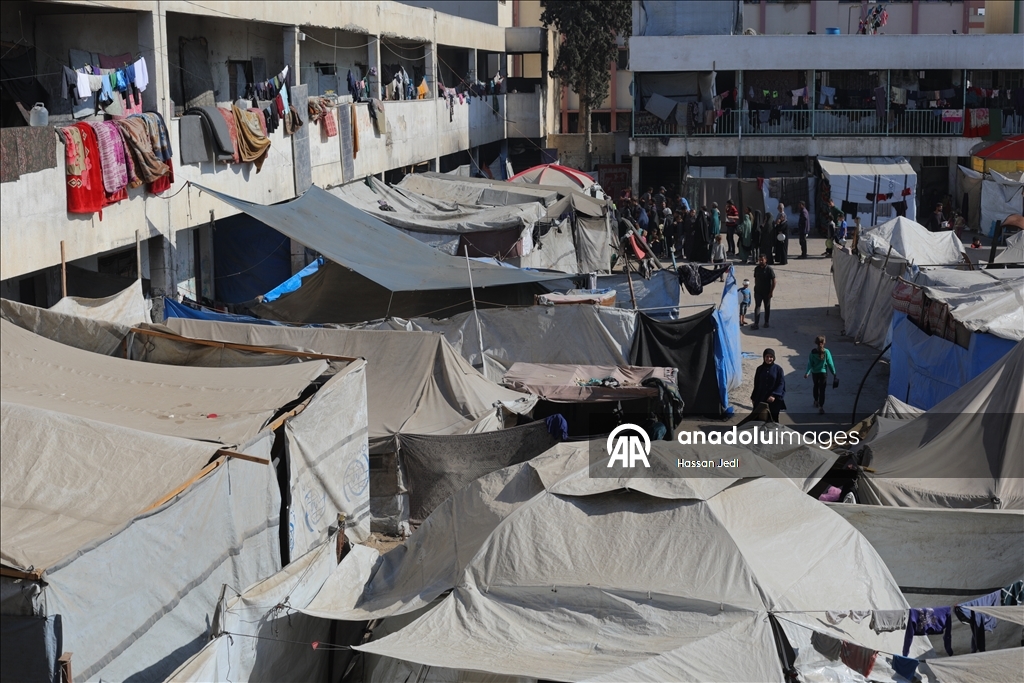 Gazze'de UNRWA’ya ait bir okul, evleri yıkılan Filistinlilerin barınma merkezine dönüştü