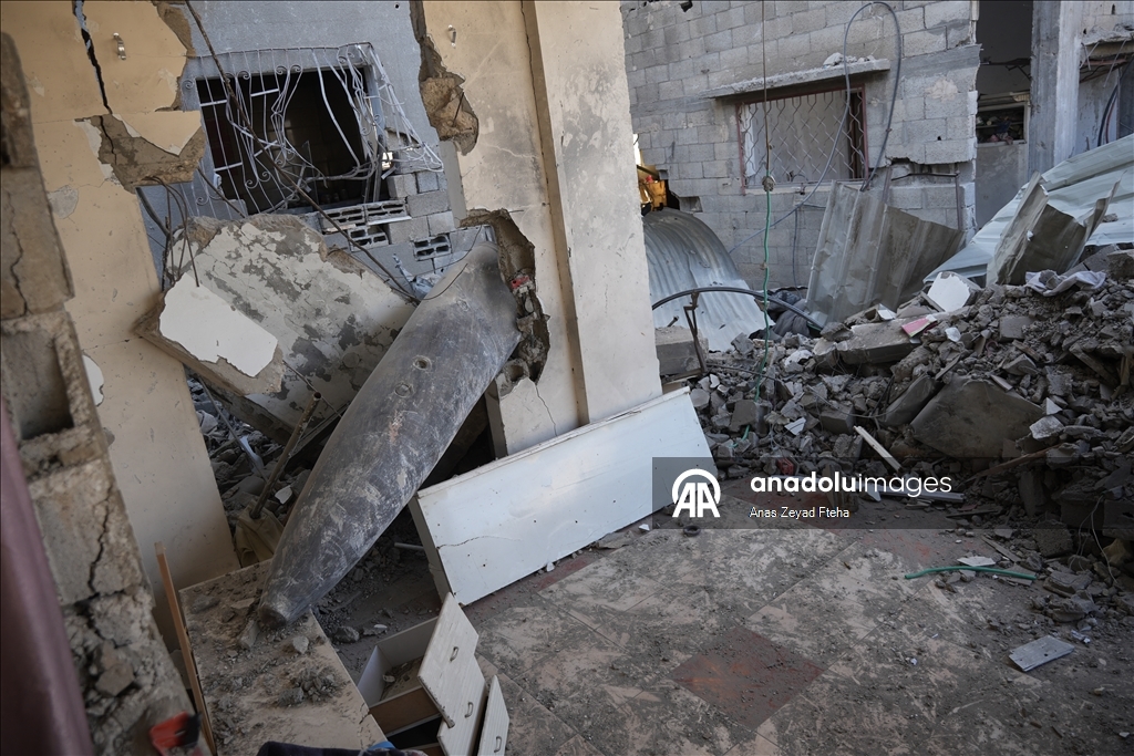 Gidecek yeri olmayan Filistinli aile evlerine düşen