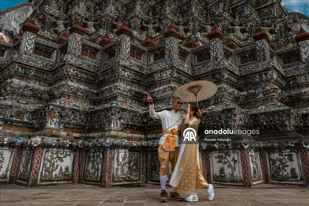 Tayland’ın turistik noktası Wat Arun Tapınağı, ziyaretçilerini ağırlıyor