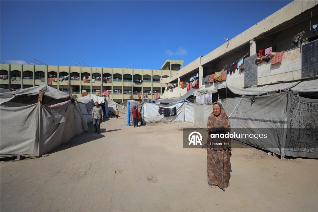 Gazze'de UNRWA’ya ait bir okul, evleri yıkılan Filistinlilerin barınma merkezine dönüştü