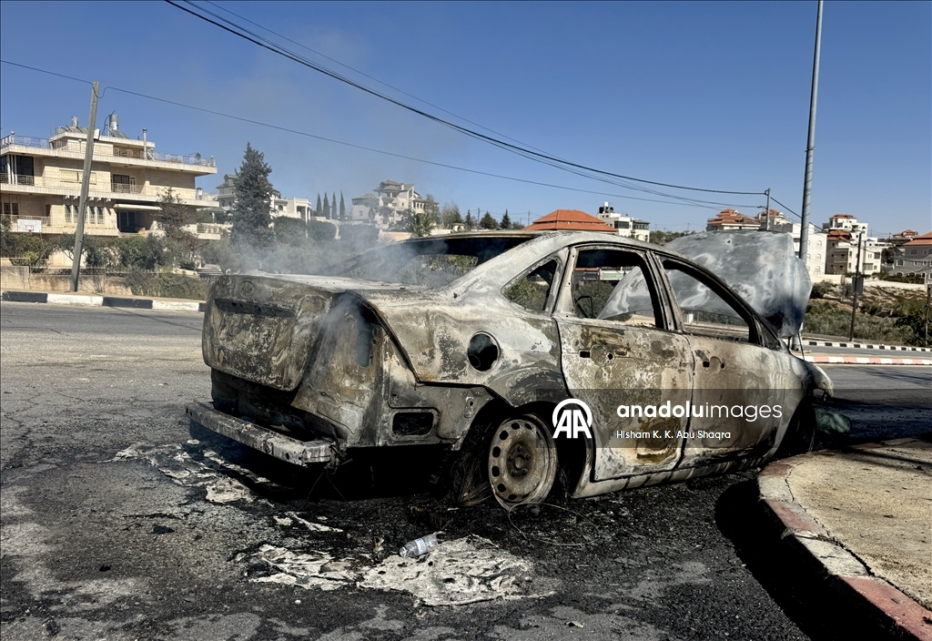 Filistin topraklarını gasbeden İsrailliler Batı Şeria'da Filistinlilerin araçlarını yaktı