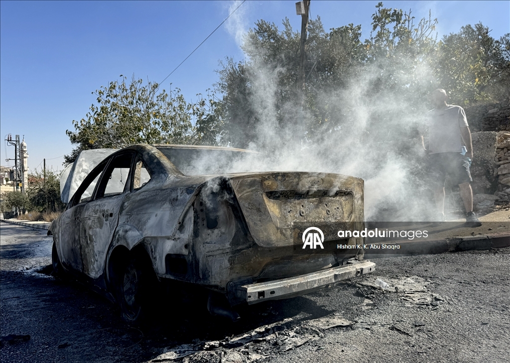 Filistin topraklarını gasbeden İsrailliler Batı Şeria'da Filistinlilerin araçlarını yaktı
