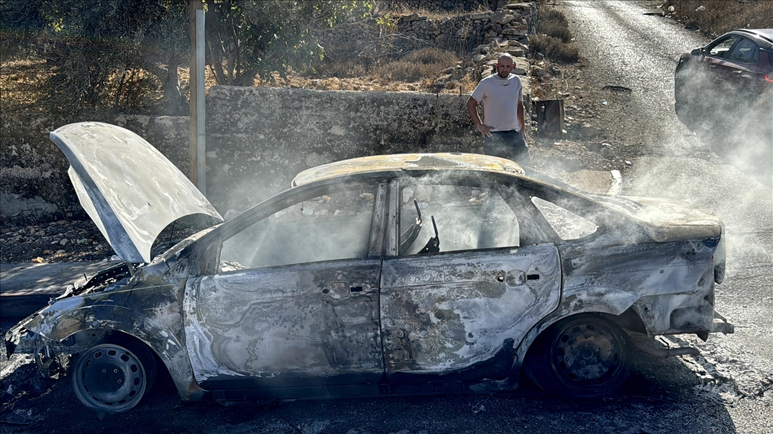 Filistin topraklarını gasbeden İsrailliler Batı Şeria'da Filistinlilerin araçlarını yaktı