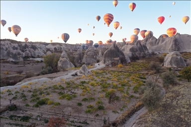 كبادوكيا التركية تستقبل زوارها بألوان "الخريف الذهبي"